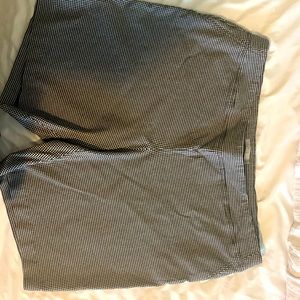 Stretchy pull on shorts. Sz 22W black/white